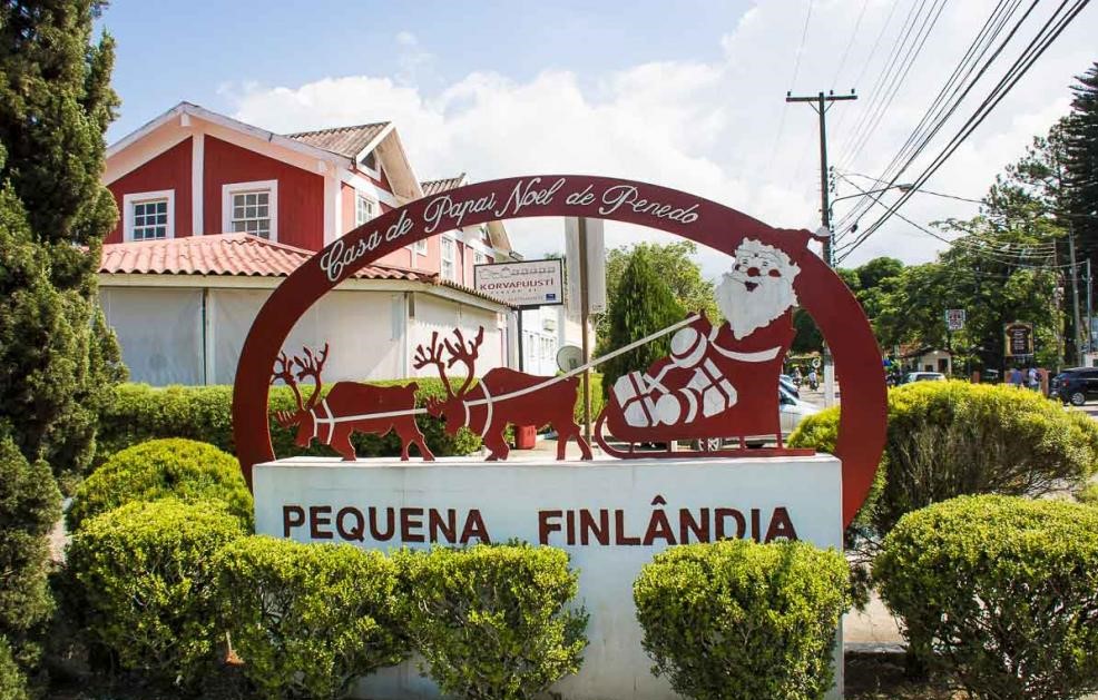 Imagem da placa indicando a casa do Papai Noel e pequena Finlândia Rio de Janeiro 1