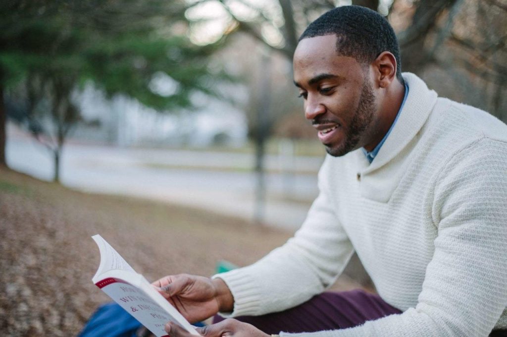 homem lendo livro customer sucess